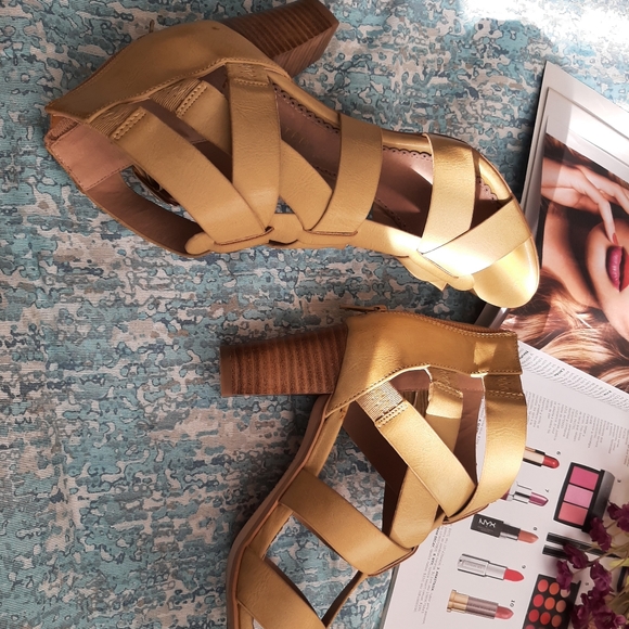 RESTRICTED Adora Sandal - Picture 7 of 11